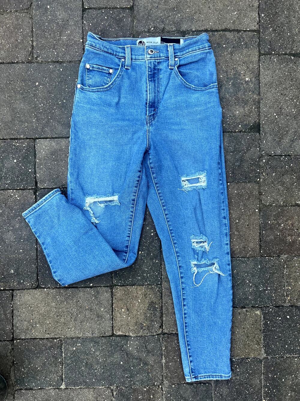 Levi's Silvertab high waisted distressed mom jeans size 28